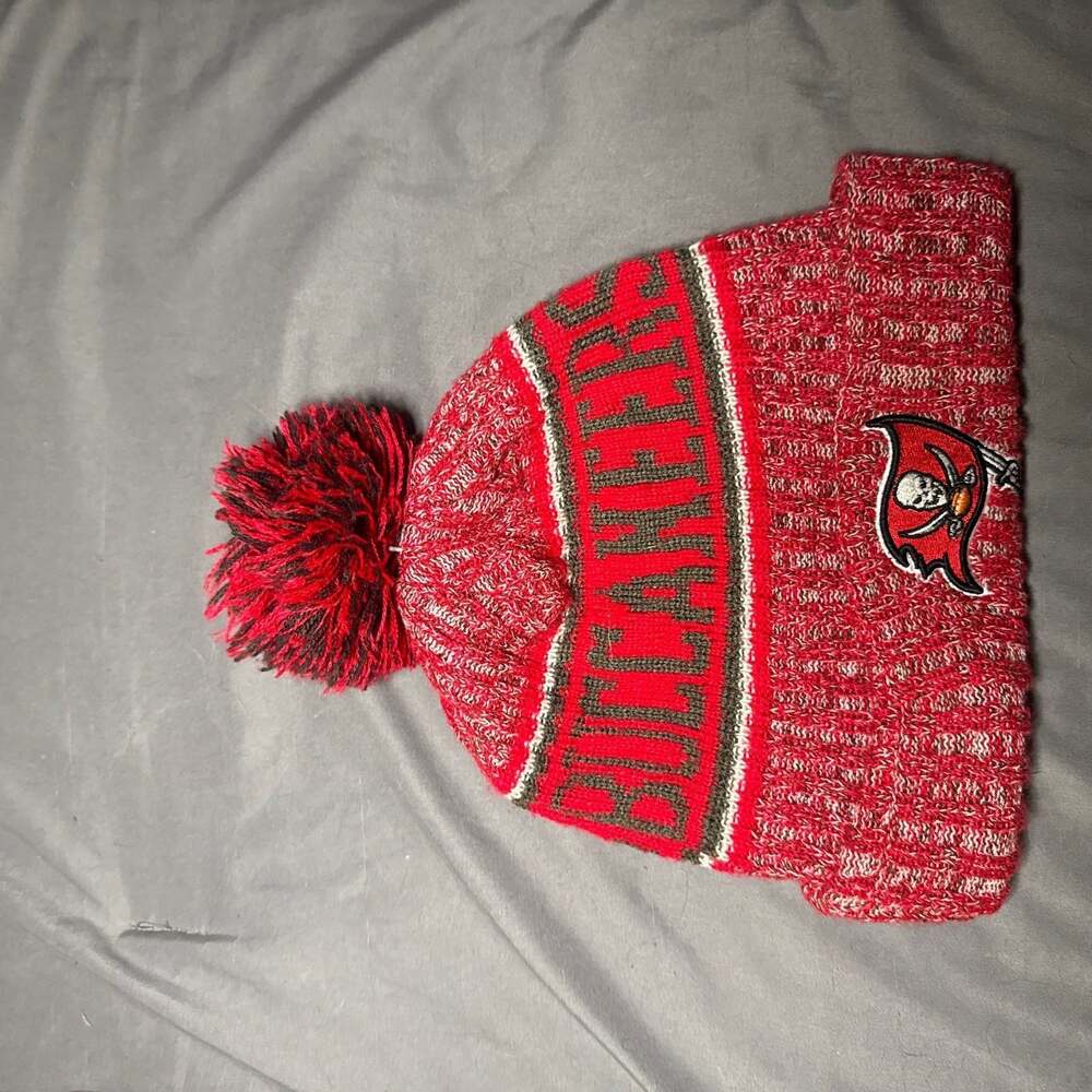 New Era Tampa Bay Buccaneers NFL Cuffed Knit Beanie Hat with Pom Fleece Lined